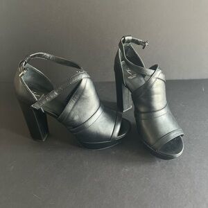 Simply Vera by Vera Wang platform heels size 8.5
